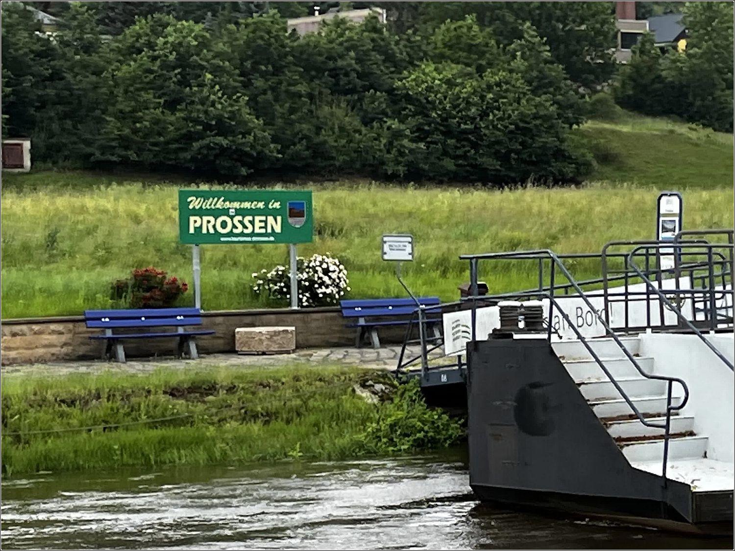 Picking up passengers at Prossen dock